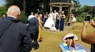 Загорающая женщина отказалась уходить ради свадебного фото (4 фото)