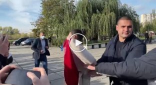 Зеленского попыталась встретить активистка Femen возле избирательного участка