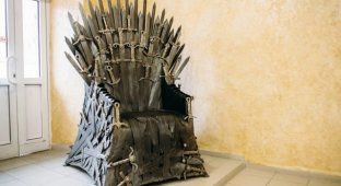 Бобруйские мастера изготовили копию трона из сериала Игра престолов (6 фото)
