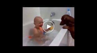 Смешной малыш принимает ванную