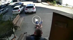 В Воронеже девушка выпала из окна