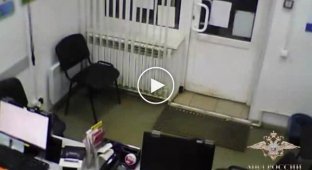 В Саратовской области пенсионер защитил микрофинансовую организацию от ограбления стулом