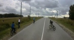 Ребенок на велосипеде попал под колеса большегруза во Владимирской области (3 фото + 1 видео)