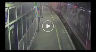 Пьяный мужчина чудом остался жив упав под поезд