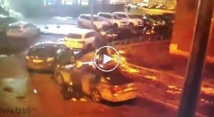Пьяный мужчина серьезно повредил автомобиль, припаркованный в одном из дворов Санкт-Петербурга