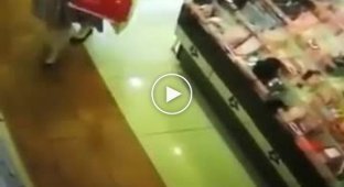 Девушка ежедневно заходит в супермаркет, чтобы воспользоваться бесплатными духами