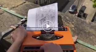 Художник создает рисунки, печатая буквы и цифры на старой печатной машинке