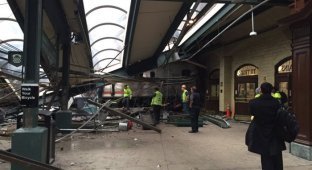 В Нью-Джерси поезд сошел с рельс и врезался в здание вокзала (9 фото)