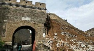 Обрушилась недавно отремонтированная часть Великой Китайской стены (5 фото)