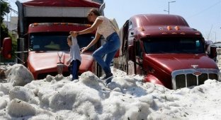 В Мексике город покрылся полутораметровым слоем льда из-за аномального града (10 фото + 2 видео)