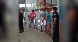 Бразильский полицейский ударил провоцировавшую его коллег воровку