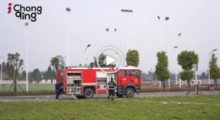 Китайские пожарные дроны потушили высотку за считанные минуты