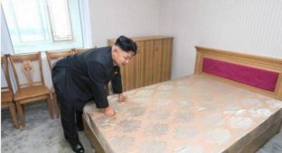 Ким Чен Ын стал героем мемов из-за «странного» фото с кроватью (7 фото)