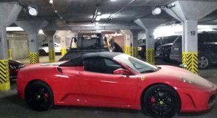 В Екатеринбурге судебные приставы изъяли заложенный по кредиту суперкар Ferrari (4 фото + видео)