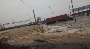 И снова потоп: в Воронеже часть окружной превратилась в реки и водопады (7 фото + 2 видео)