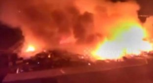 Пожар на китайской парковке уничтожил 6000 автомобилей (10 фото)