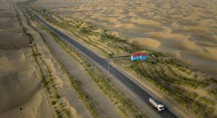 Ради чего китайцы построили 450 км трассы посреди пустыни, где никто не живет (5 фото + 1 видео)