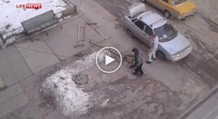 Житель срезал забор болгаркой чтобы припарковать авто