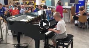 Удивительный маленький пианист удивил посетителей аэропорта