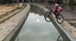Прыжок на велосипеде через канал