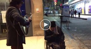 Трогательное выступление бездомного из Великобритании под аккомпанемент уличного музыканта