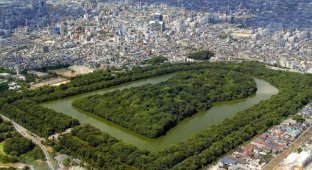 Курган в Осаке - самая большая гробница в мире (4 фотографии)