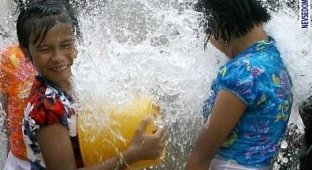 Праздник воды в Бангкоке (17 фотографий)