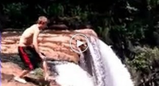 Прыжок в красивый водопад чуть не стал для любителя острых ощущений последним   