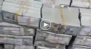 У свергнутого диктатора Судана нашли 684 миллиона долларов наличными