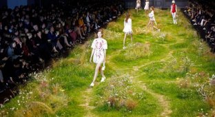 Оригинальный подиум на показе моды Moncler Gamme Rouge весна-лето 2016 (7 фото)