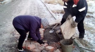 72-летняя пенсионерка не дождалась дорожников и своими руками заделала яму во дворе (2 фото)