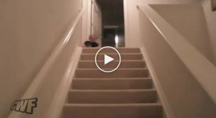 Ребенок спускается по лестнице