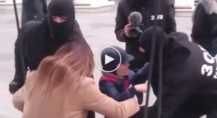 Радикальные активисты отобрали ребенка у матери которая пила алкоголь