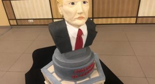 Журналисты ГТРК "Крым" съели торт в виде головы Дональда Трампа (3 фото + видео)