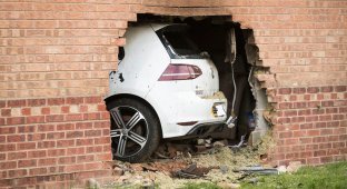 Автомобиль пробил стену дома и сбил мужчину (5 фото + 1 видео)