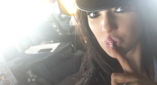 Пилот «Кувейтских авиалиний» в полете развлекался с бывшей порнозвездой Хлоей Хан (3 фото)