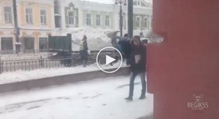 Омские коммунальщики раскидали снег обратно на улицы