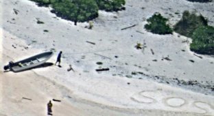 Благодаря надписи «SOS» пара спаслась с необитаемого острова (3 фото)