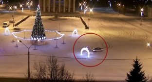 Парень устроил заезд вокруг новогодней ёлки в Петрозаводске и сломал декоративную арку (2 фото + 1 видео)