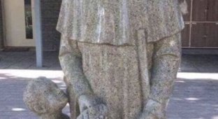 В австралийской школе спрятали скульптуру святого с неоднозначным дизайном (3 фото)