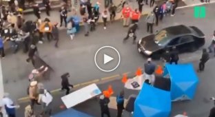 В Сиэтле автомобиль въехал в толпу демонстрантов, а водитель открыл стрельбу по протестующим