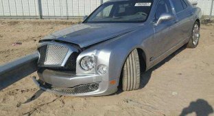 Bentley на шпажке - битый лимузин выставили на продажу (9 фото)