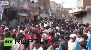 Разъяренная толпа растерзала предполагаемого террориста в Пакистане (жесть)