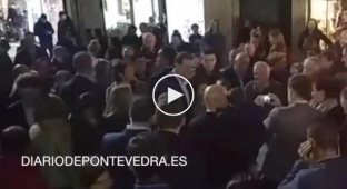 Парень ударил в лицо премьер-министра Испании Мариано Рахоя