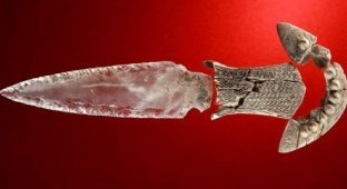 В Испании нашли хрустальный кинжал, которому не менее 5 000 лет (4 фото)