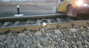 В Омске поезд снёс Ниву, застрявшую на рельсах (мат)