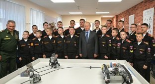 Петербургские суворовцы показали Путину роботов. Те оказались сделаны в Южной Корее (2 фото)