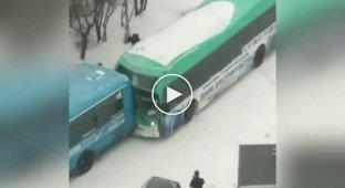 Сильный снегопад вызвал транспортный коллапс в Хабаровске (мат)