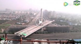 Китайцы развернули самый тяжелый мост, весом в 24800 тонн