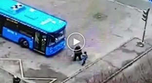 Автобус протаранил женщину с ребёнком в Москве